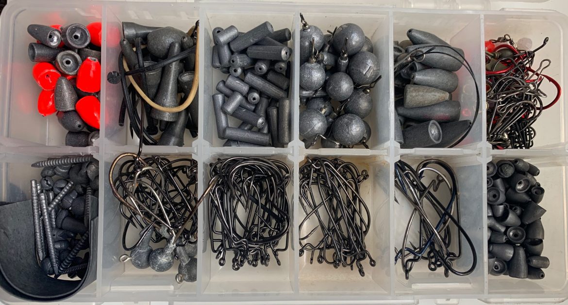 Una caja perfectamente cargada con accesorios para la pesca con vinilos