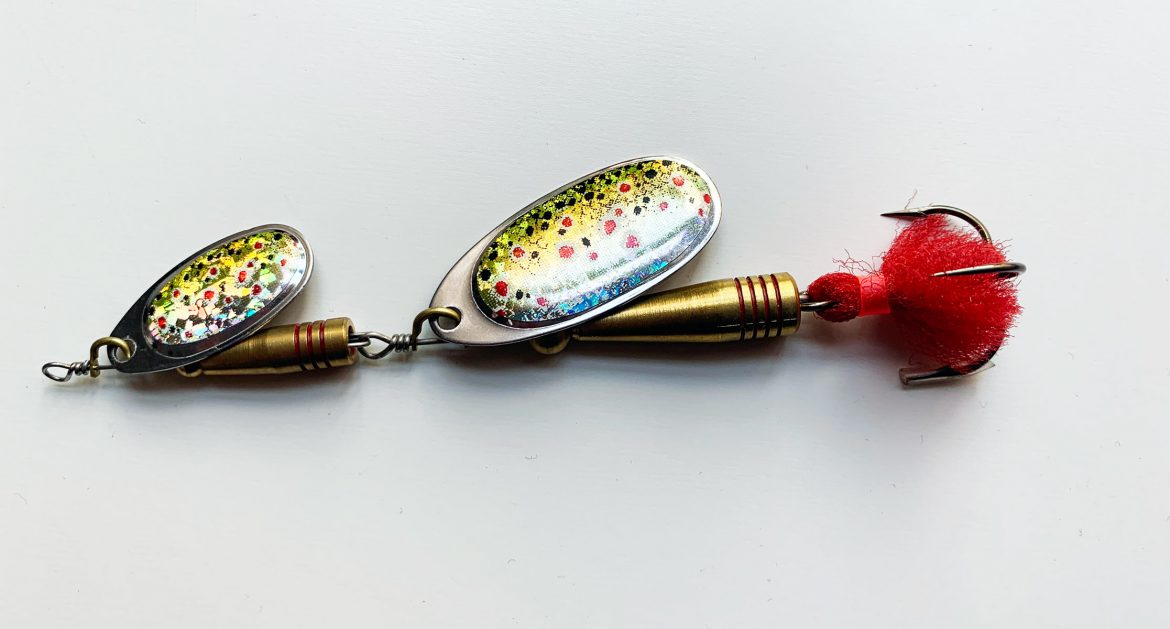 Cucharilla doble en tonos naturales.